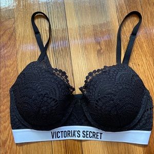 Black lace VS bra